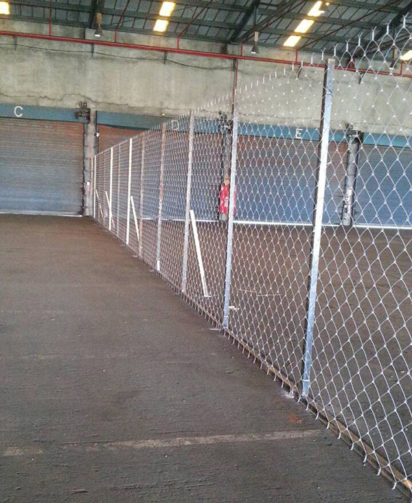 旗津121碼頭倉庫內圍籬